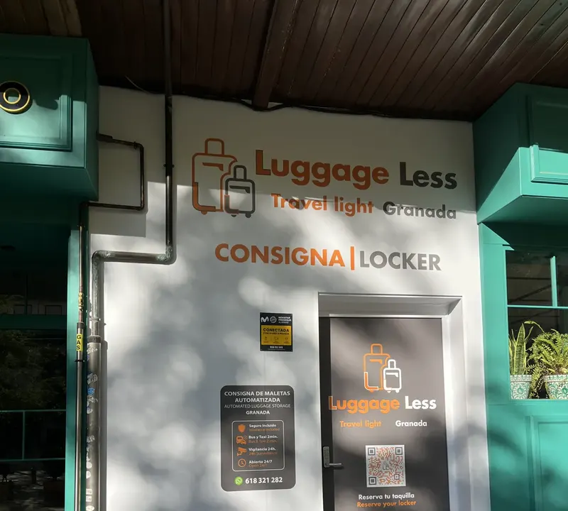 Façade de LuggageLess Granada de jour, Plaza del Campillo Bajo, 11