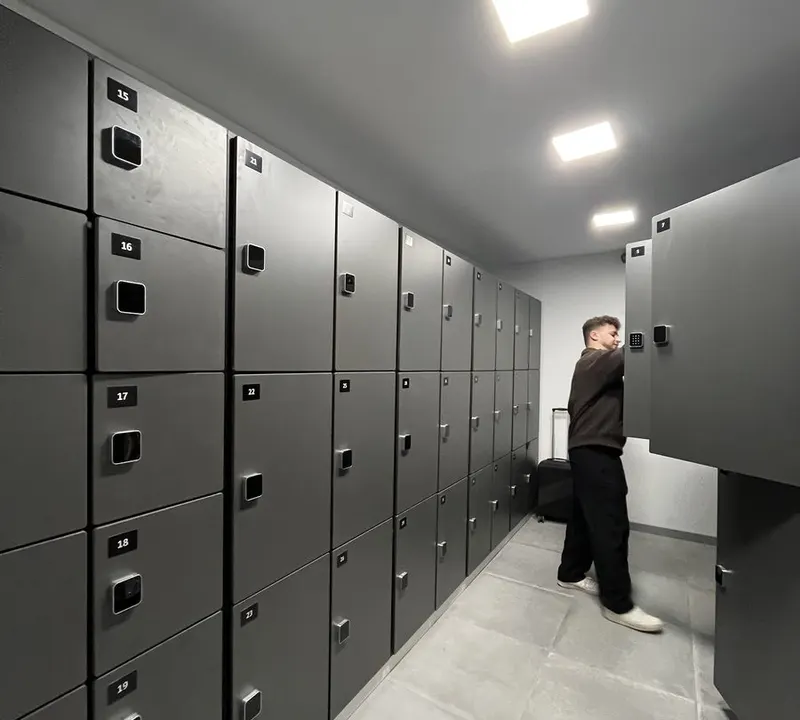 Intérieur de LuggageLess Granada : le couloir des casiers
